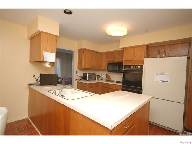 Building Photo - 5539 Walnut Cir W