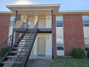 Building Photo - 2223 Misty Dr