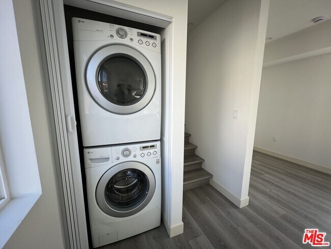 Foto del edificio - 8640 Baring Cross St