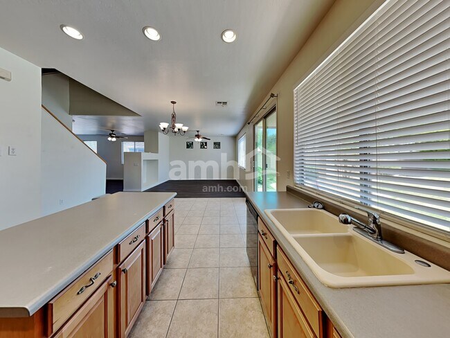 Building Photo - 14493 W Weldon Ave