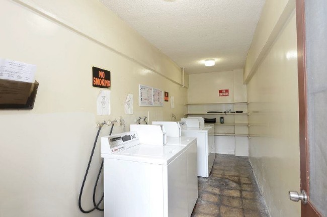 Laundry Facilities - 1757 N Kingsley Dr