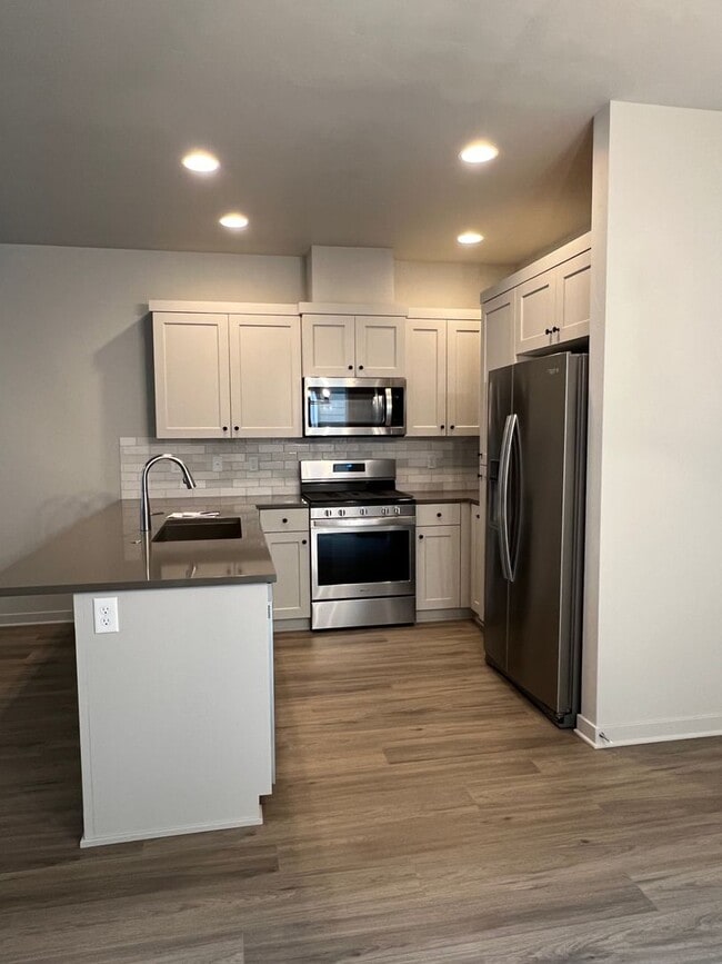 Building Photo - 3 Bedroom Townhome Dry Canyon Community