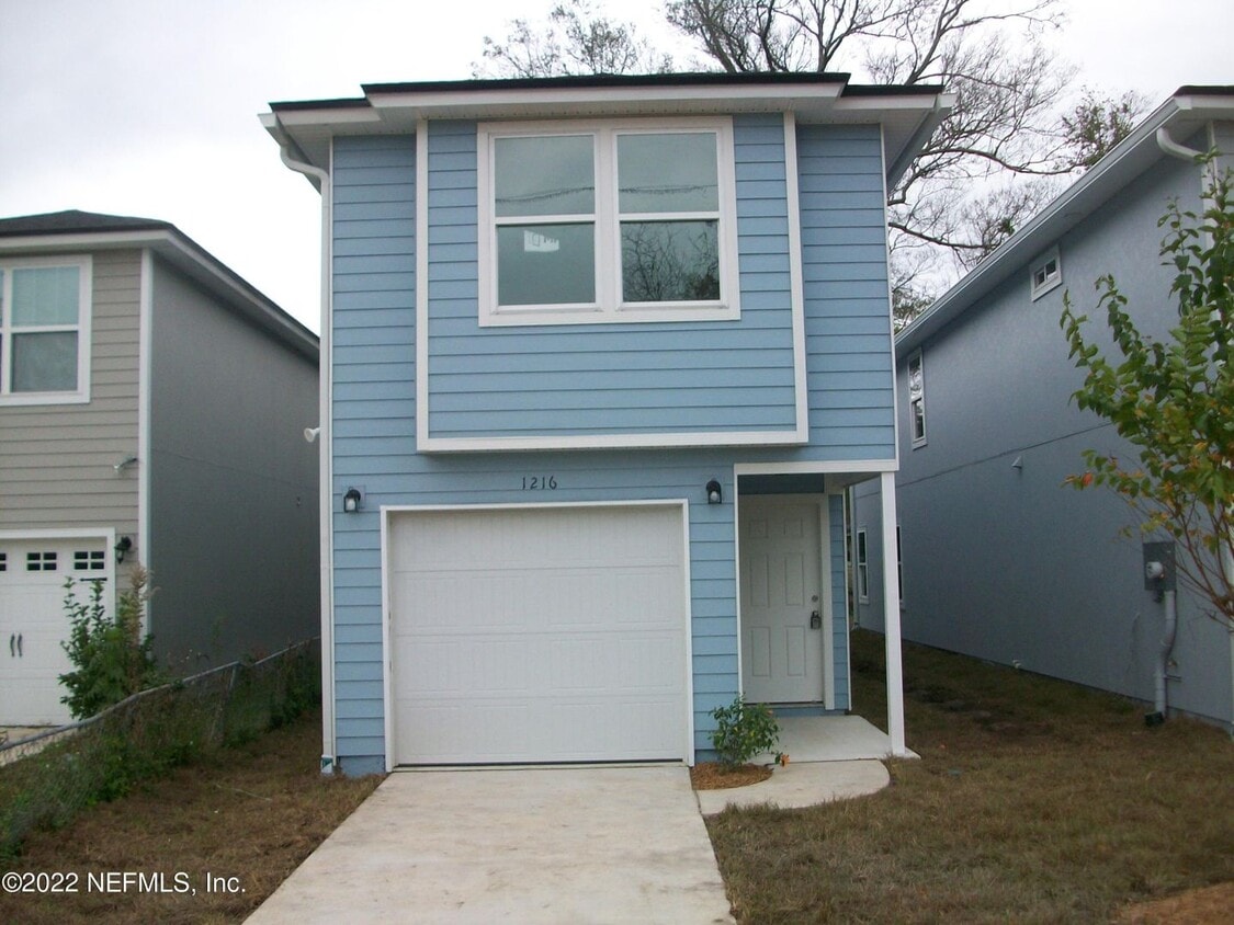 Primary Photo - NIce 3 BR 2.5 BA 2 Story Home in Lake Shor...