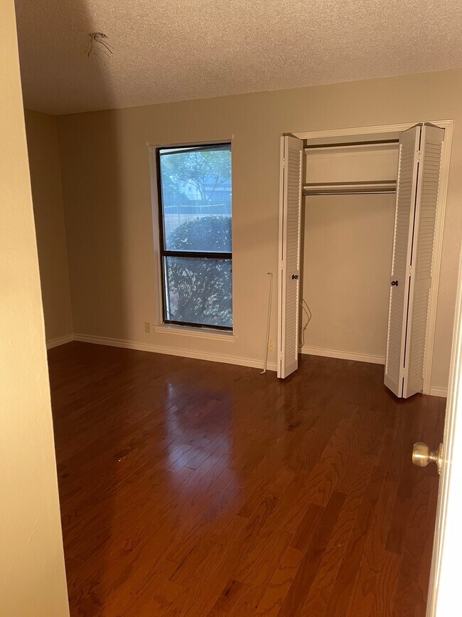 Building Photo - 16934 Summer Creek Dr