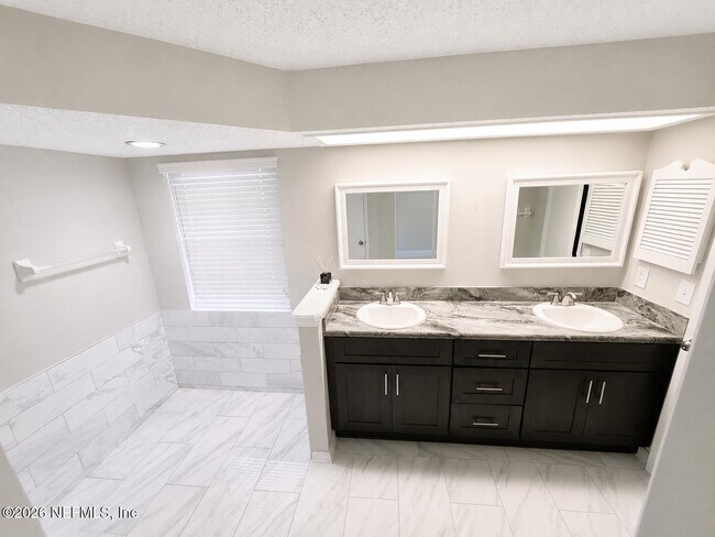 Building Photo - 7855 Collins Ridge Blvd