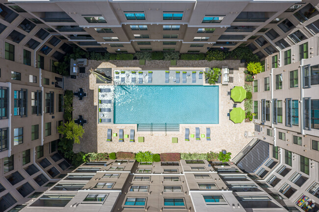 Piscina - Caroline Post Oak