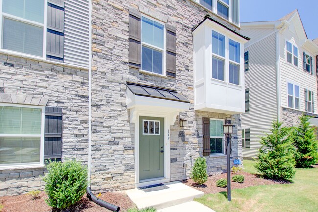 Building Photo - 4 Bedroom, 3.5 Bath End Unit Townhome In S...