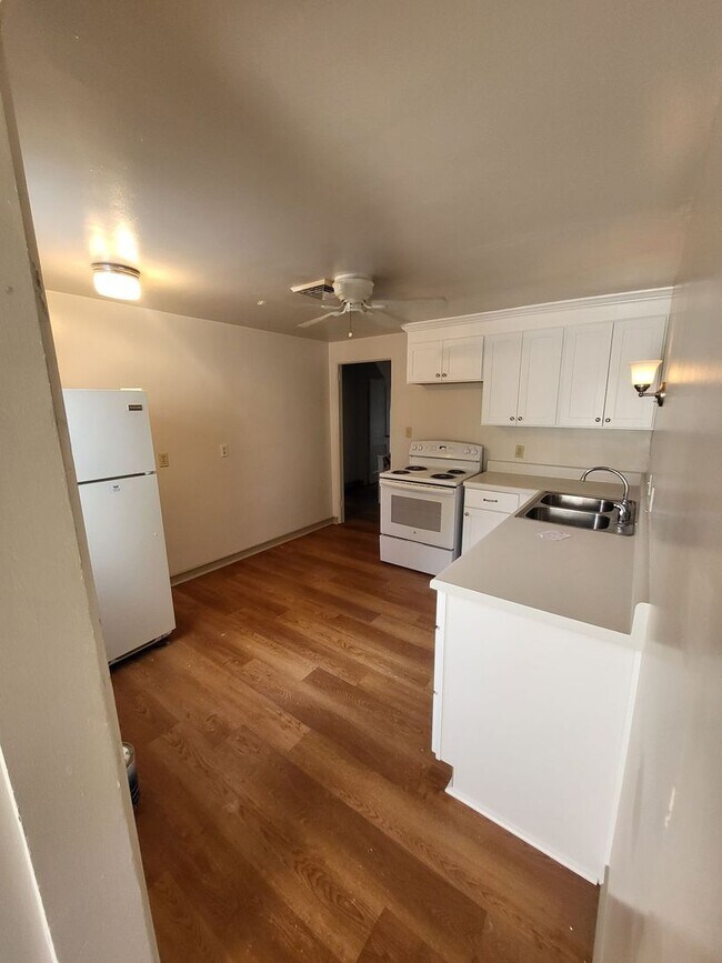 Foto del edificio - 1550 E Bayview Blvd