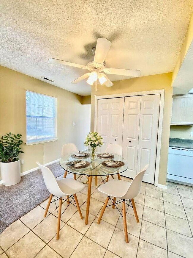 Foto del edificio - Whispering Winds Townhome in Lee's Summit MO