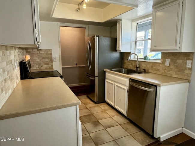 Building Photo - 6700 Escondido Dr