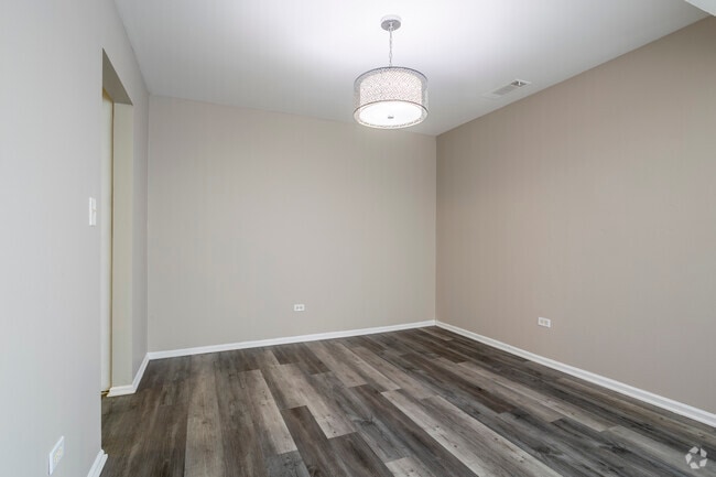 2BR, 2BA - 1,200SF - Dining Room - Stonebridge of Arlington Heights