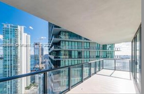 Foto del edificio - 650 NE 32nd St