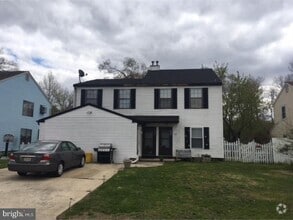 Building Photo - 10 Maynard Dr