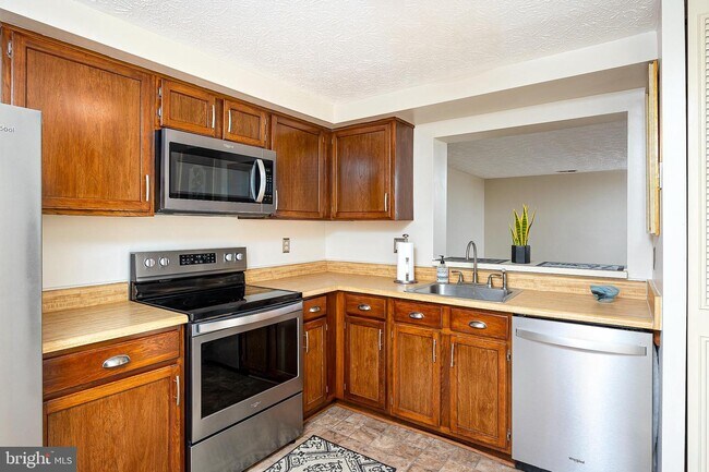 Building Photo - 15518 Norge Ct