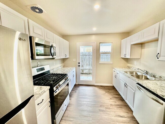 Foto del edificio - 6131-6133 Horton Drive