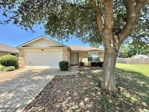 Building Photo - 111 Pinecrest Dr