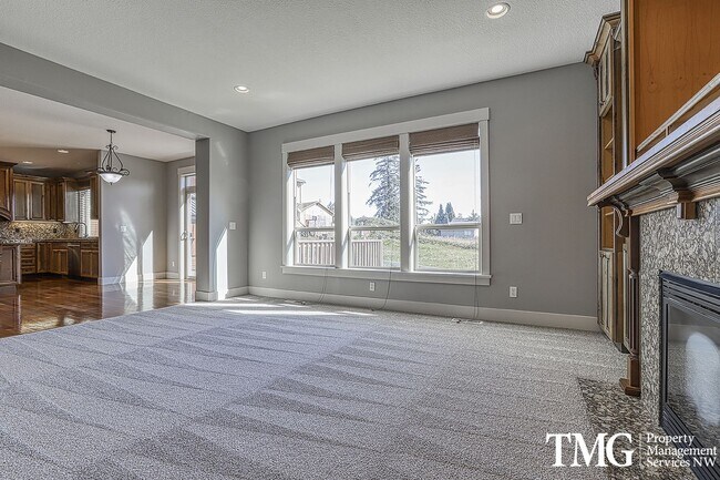 Building Photo - Large Pet Friendly 3 bed 2.5 bath home in ...