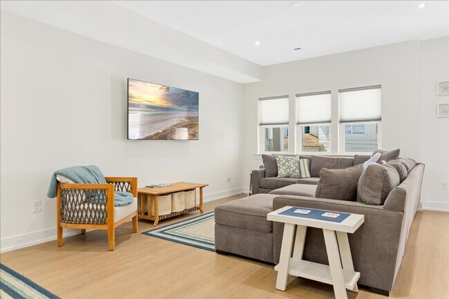 Building Photo - 1 N Austin Ave