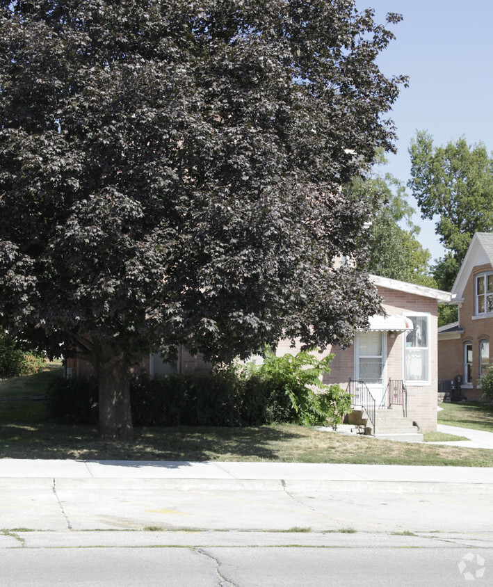 Building Photo - 103 N Vine