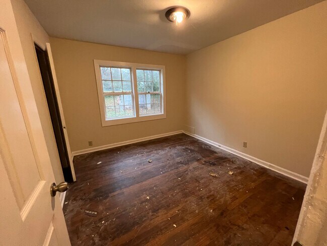 Building Photo - NEWNAN- 52 Glenn St 3 Bedroom 1 Bath
