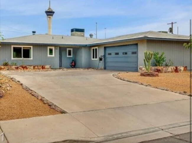 Building Photo - 1709 Ivanhoe Way