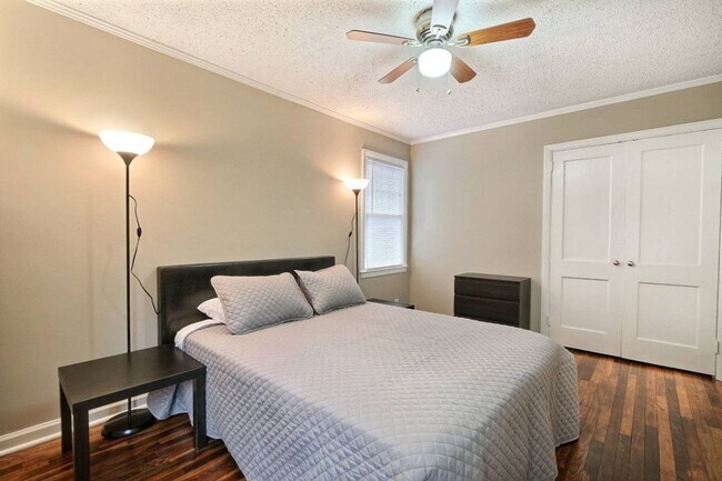 Building Photo - Large 3BR/1BA East Savannah House For Rent