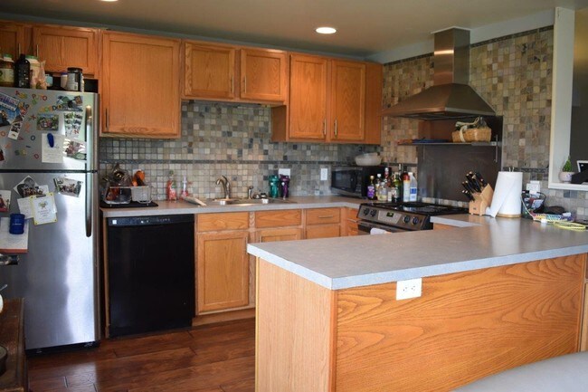 Building Photo - Spacious Apartment