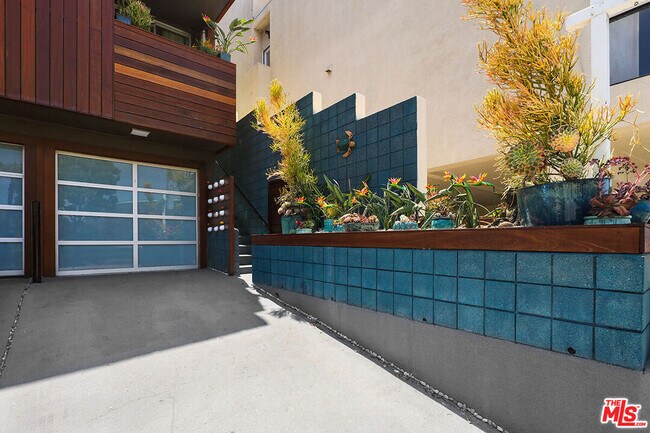 Building Photo - 472 Rosecrans Ave