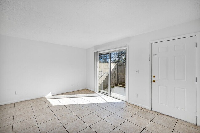 Building Photo - Charming 2-Bedroom Apartment for Rent–Great Location in Ocala!Deposit-Free Move-In Available!