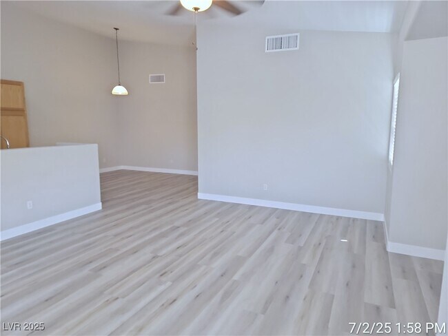 Foto del edificio - 7450 S Eastern Ave