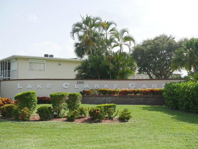 Foto del edificio - 2769 Garden Dr S
