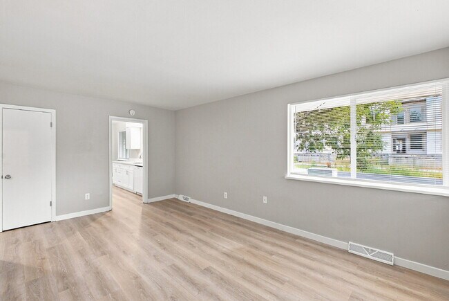 Building Photo - $2,240.95 with $300 Off the first month's rent, 4 Beds, 2 Baths, Triplex Unit in Littleton with W...