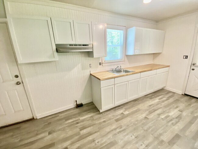 Foto del edificio - 7349 Jenwood Ave