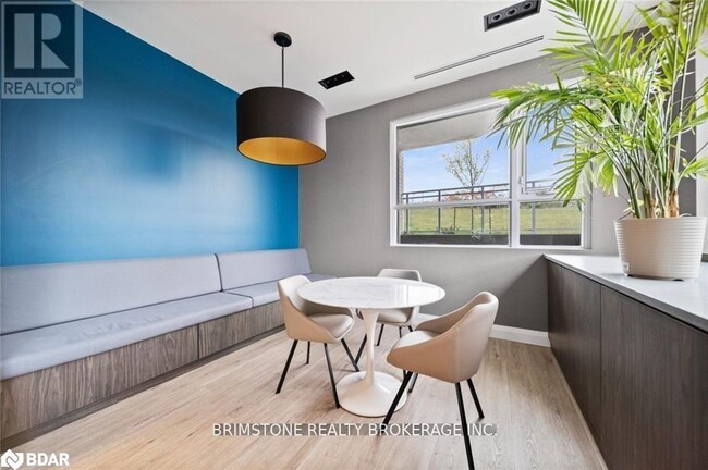 Photo du bâtiment - 58 Lakeside Ter