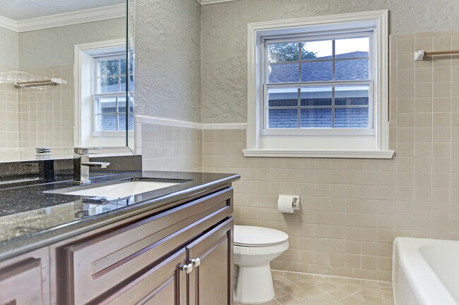 Foto del edificio - 4315 Woodvalley Dr
