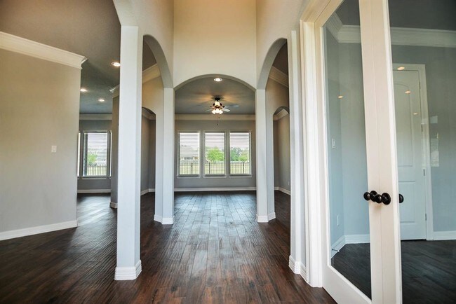 Building Photo - 323 Bentwood Dr