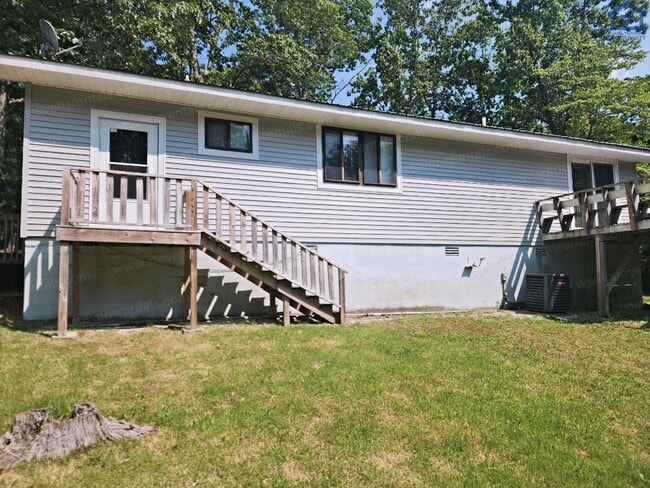 Building Photo - 163 Lakeshire Dr