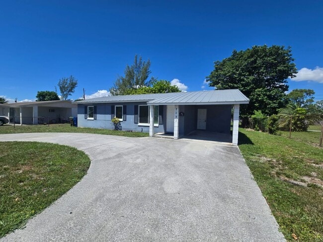 Building Photo - Spacious Riviera Beach Rental with Large B...