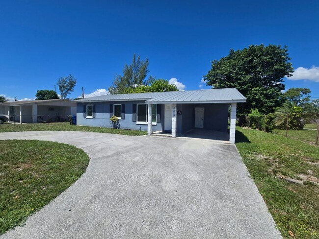 Foto del edificio - Spacious Riviera Beach Rental with Large B...