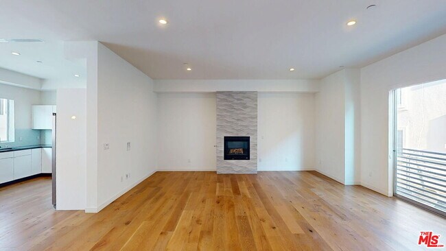 Foto del edificio - 1715 Armacost Ave