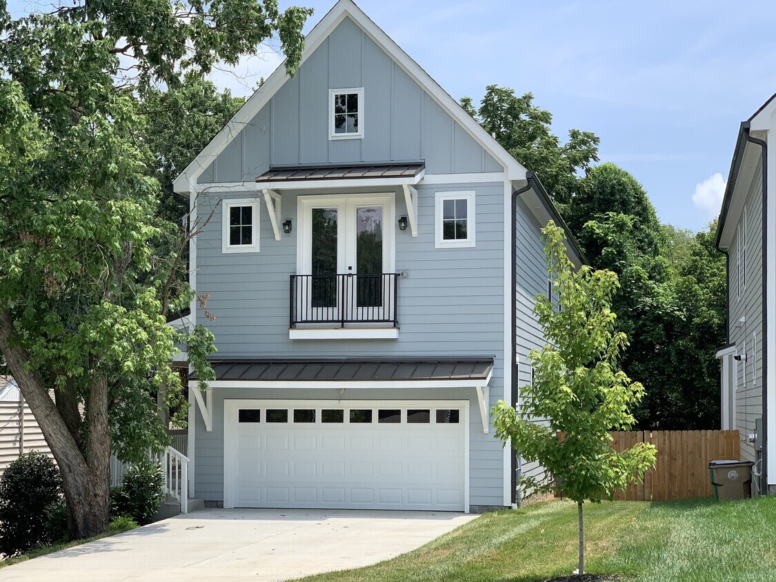 Primary Photo - 2082 Whitney Ave