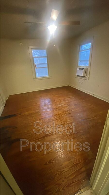 Building Photo - 106 E Gum St