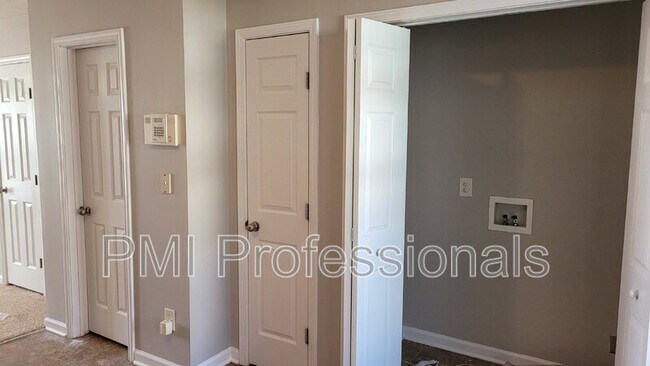 Building Photo - 6026 Cullen Dr