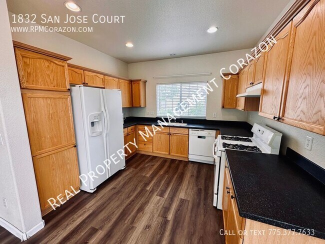 Foto del edificio - New Flooring throughout!Spacious 3 bedroom...