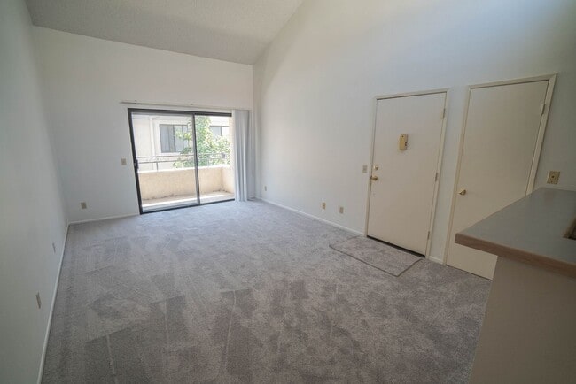Building Photo - COMING SOON! Cozy 1-Bedroom Condo in Canyo...