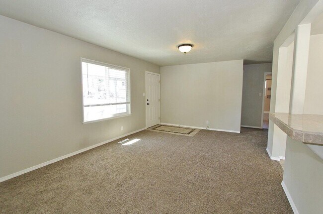 Building Photo - Charming Single-Level Home on the Bench