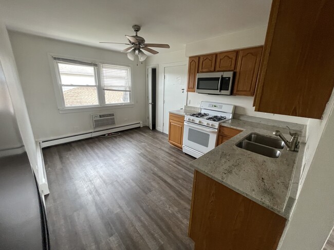 Building Photo - 9840 El Cameno Ln