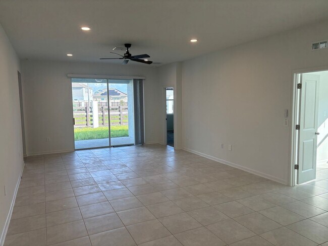 Foto del edificio - 4 bedroom 3 bath and Office