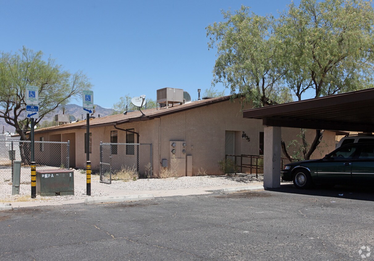 Primary Photo - 2827-2841 N Edith Blvd