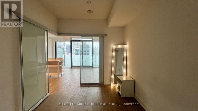 Building Photo - 25 Richmond St E